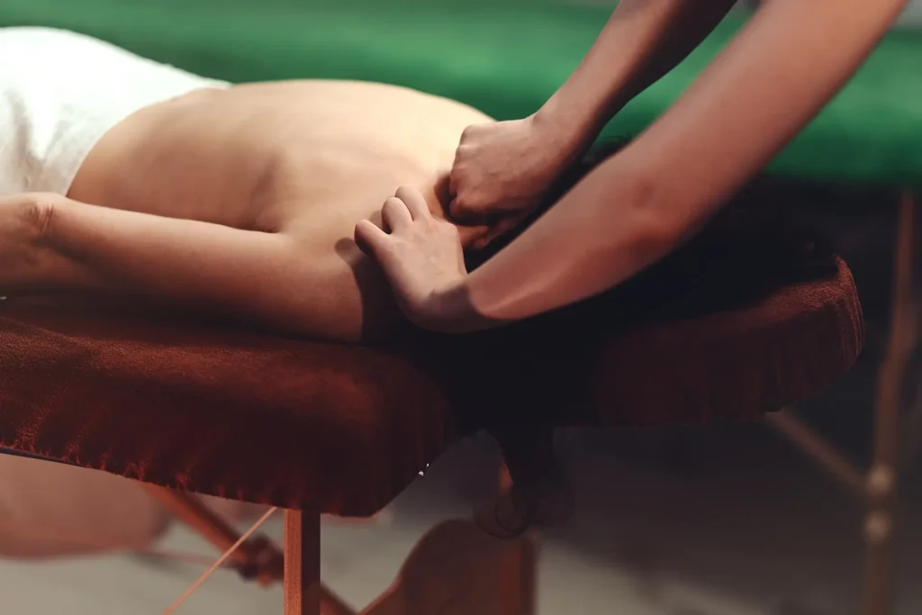 Korzyści masażu – technika masażu karku i pleców dla redukcji bólu i poprawy samopoczucia